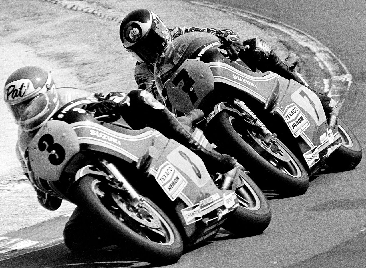 1280px-Pat_Hennen_and_Barry_Sheene