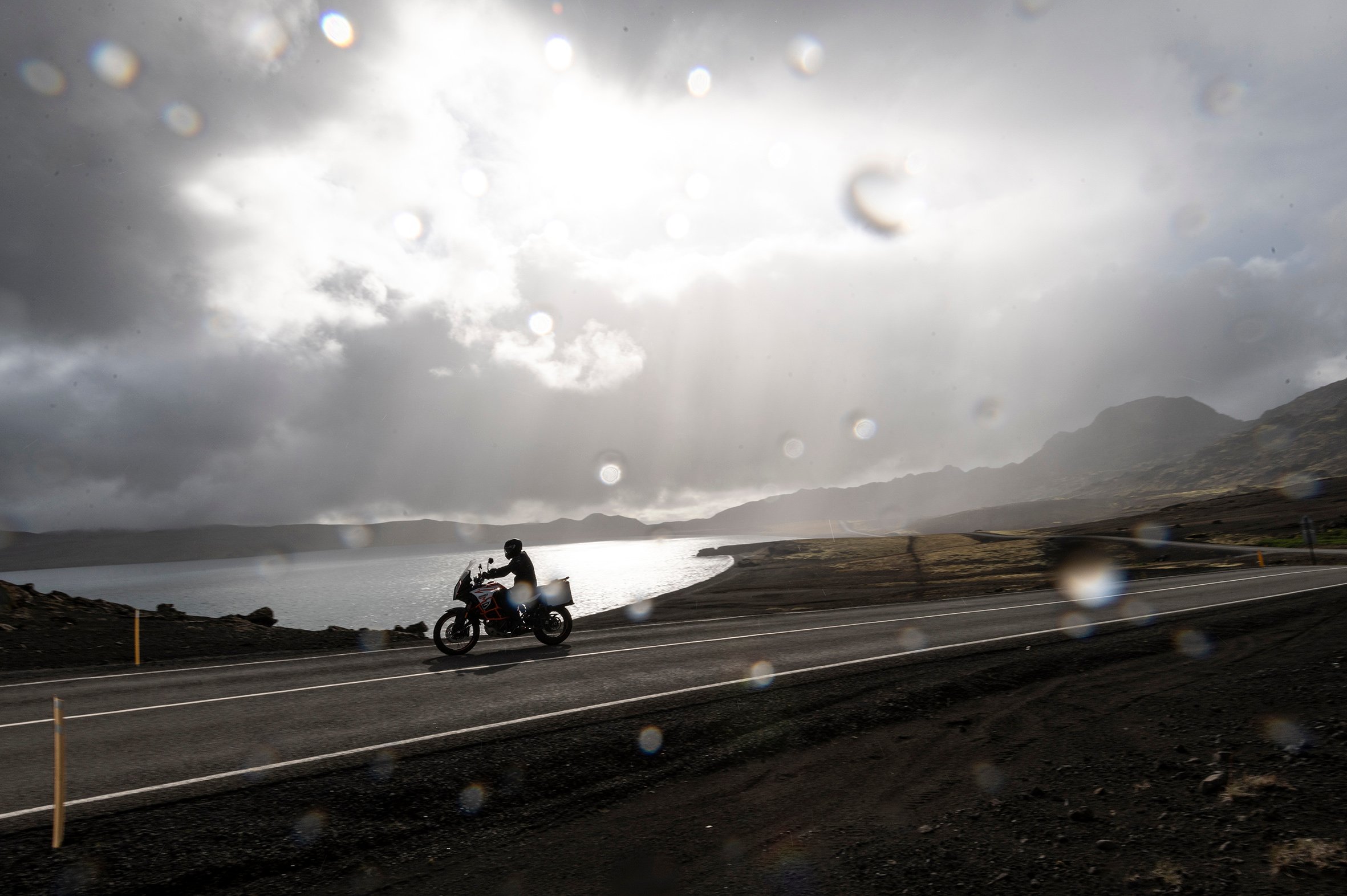 Contre vents et marées : 5 raisons d'opter pour le pantalon de pluie moto