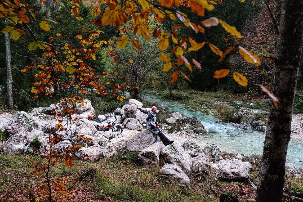 Bosque de Tarvisio: Inmerso en los increíbles colores de esta zona, disfruto de un momento de descanso. 