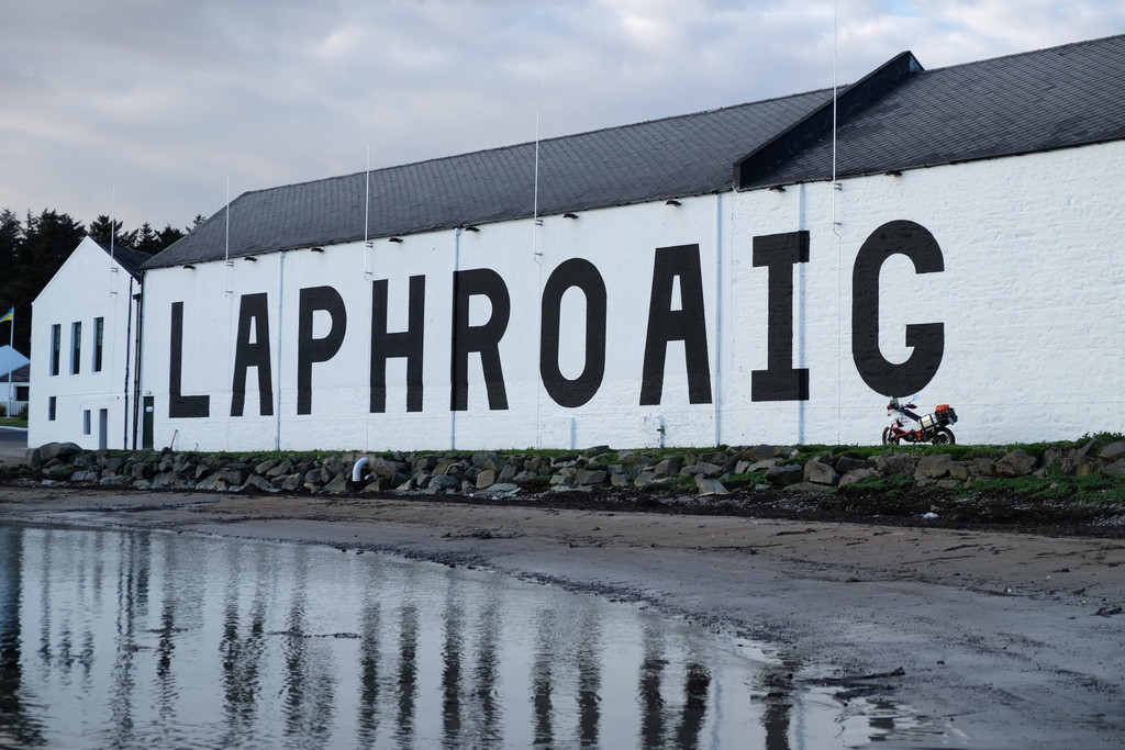 Classic photo in front of the Laphroaig distillery: Many thanks to the guys who advised me to park there. 