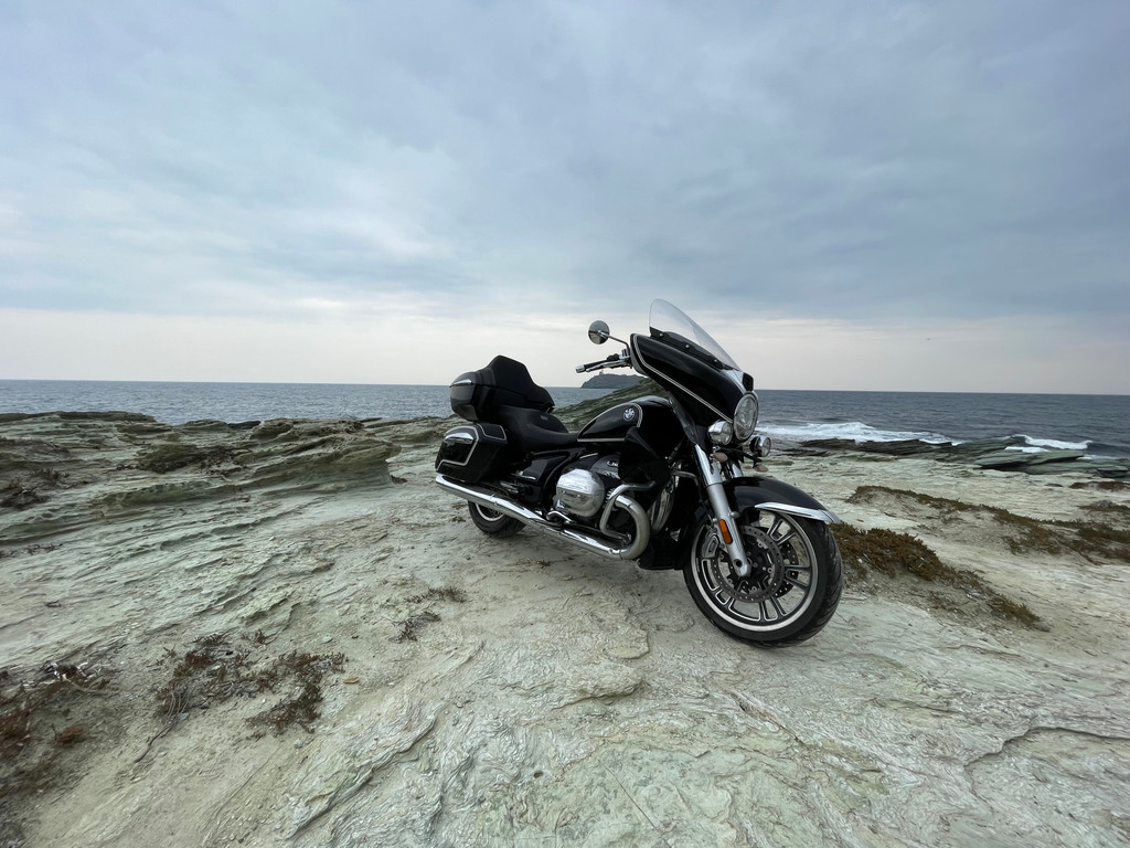 The BMW R18 Transcontinental along the Sentier des Douaniers, the northernmost point of Corsica